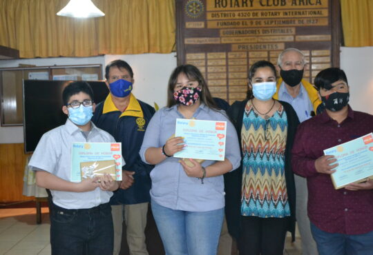 Emotiva entrega de premios a alumnos artistas ganadores de la Semana del Niño