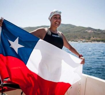 En dos horas y 11 minutos Bárbara Hernández  cruzó a nado el Lago Chungará