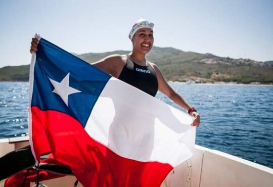 En dos horas y 11 minutos Bárbara Hernández  cruzó a nado el Lago Chungará