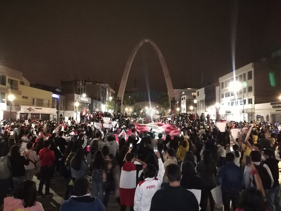 Masivas protestas en Tacna exigiendo destitución de Merino