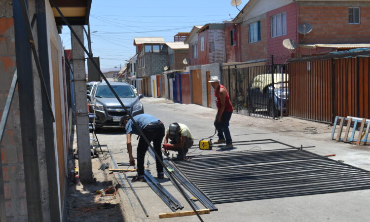 Vecinos del Pasaje 5 levantan reja para atajar a delincuentes