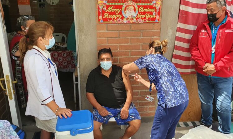 Trescientos adultos mayores vacunados en operativo de la Seremi de Salud