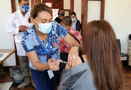 Con éxito comenzó vacunación de personas sanas menores de 60 años