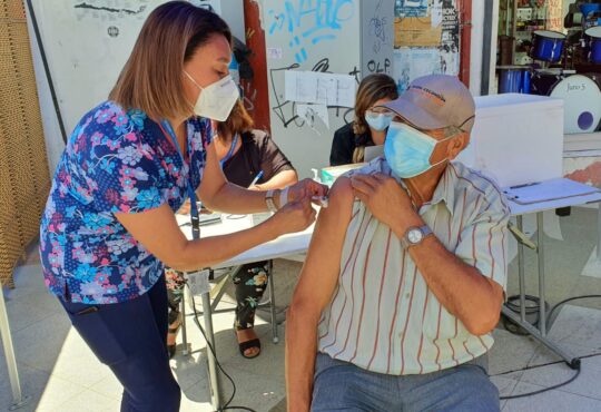 Faltan 4.500 vacunados para ampliar el toque de queda a la medianoche