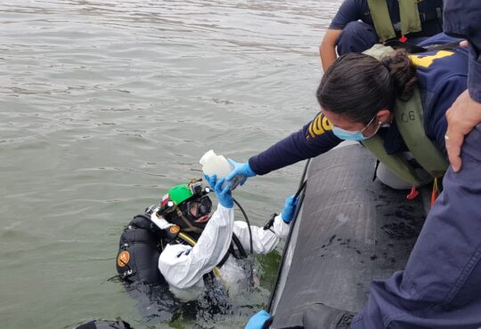 Bidema extrae muestras del litoral para identificar causas de varazones