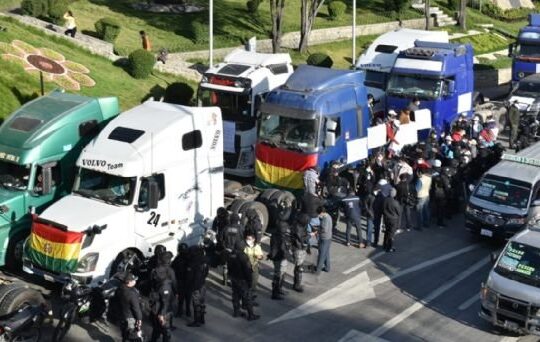 Camioneros de La Paz bloquean acceso a la capital boliviana por reactivación del FCALP