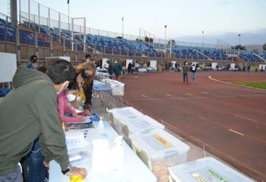 Viento y el frío jugaron mala pasada al local de votación del Estadio