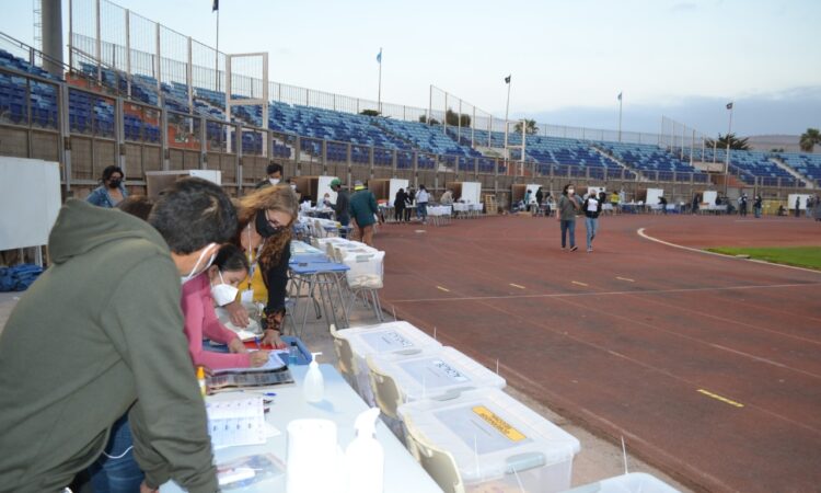Viento y el frío jugaron mala pasada al local de votación del Estadio