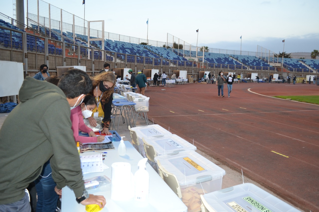 Viento y el frío jugaron mala pasada al local de votación del Estadio