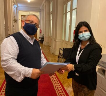 Senador entrega propuesta “Arica en la Nueva Constitución” a constituyente ariqueña