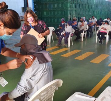 Urgen vacunaciones en 7 puntos municipales, 2 en el hospital, un móvil y equipos puerta a puerta