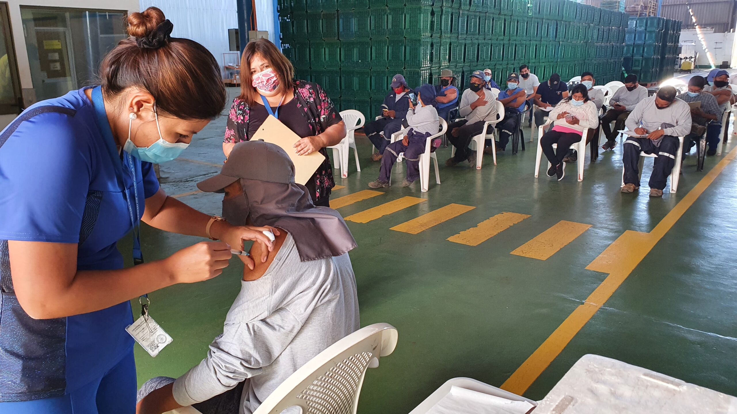 Urgen vacunaciones en 7 puntos municipales, 2 en el hospital, un móvil y equipos puerta a puerta
