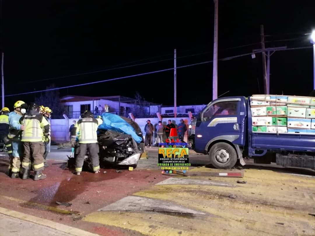Tragedia en Azapa: Tres fallecidos en choque de vehículo menor y dos porter