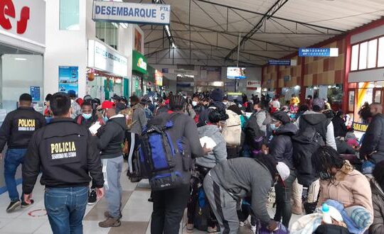 Cientos de haitianos arriban a Tacna tras perder empleos en Chile