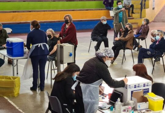 Hoy lunes comienza reforzamiento de vacunas anti Covid-19 entre 78 y 55 años según calendario
