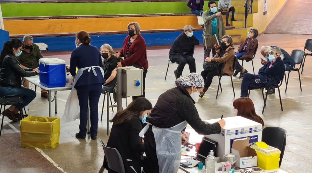 Hoy lunes comienza reforzamiento de vacunas anti Covid-19 entre 78 y 55 años según calendario