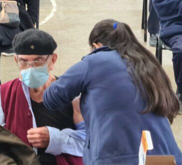 Gran ejemplo de los mayores de 86 años en primera jornada de vacunación de refuerzo