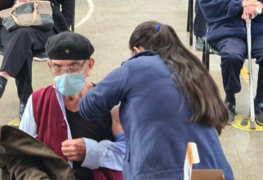 Gran ejemplo de los mayores de 86 años en primera jornada de vacunación de refuerzo