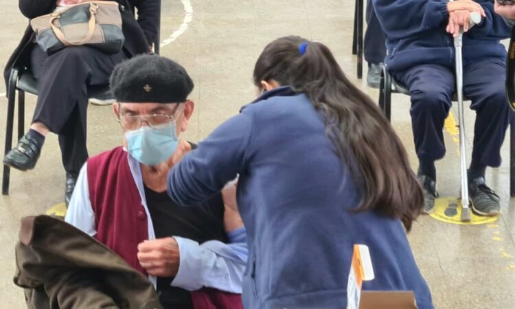 Gran ejemplo de los mayores de 86 años en primera jornada de vacunación de refuerzo