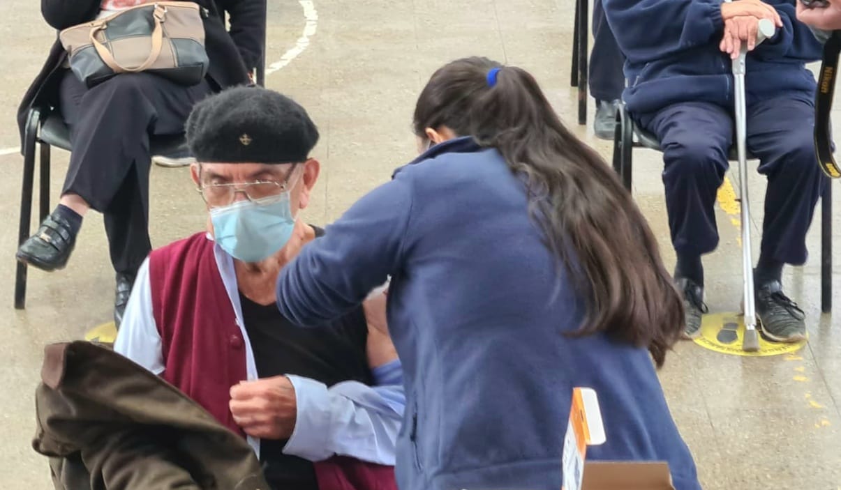 Gran ejemplo de los mayores de 86 años en primera jornada de vacunación de refuerzo