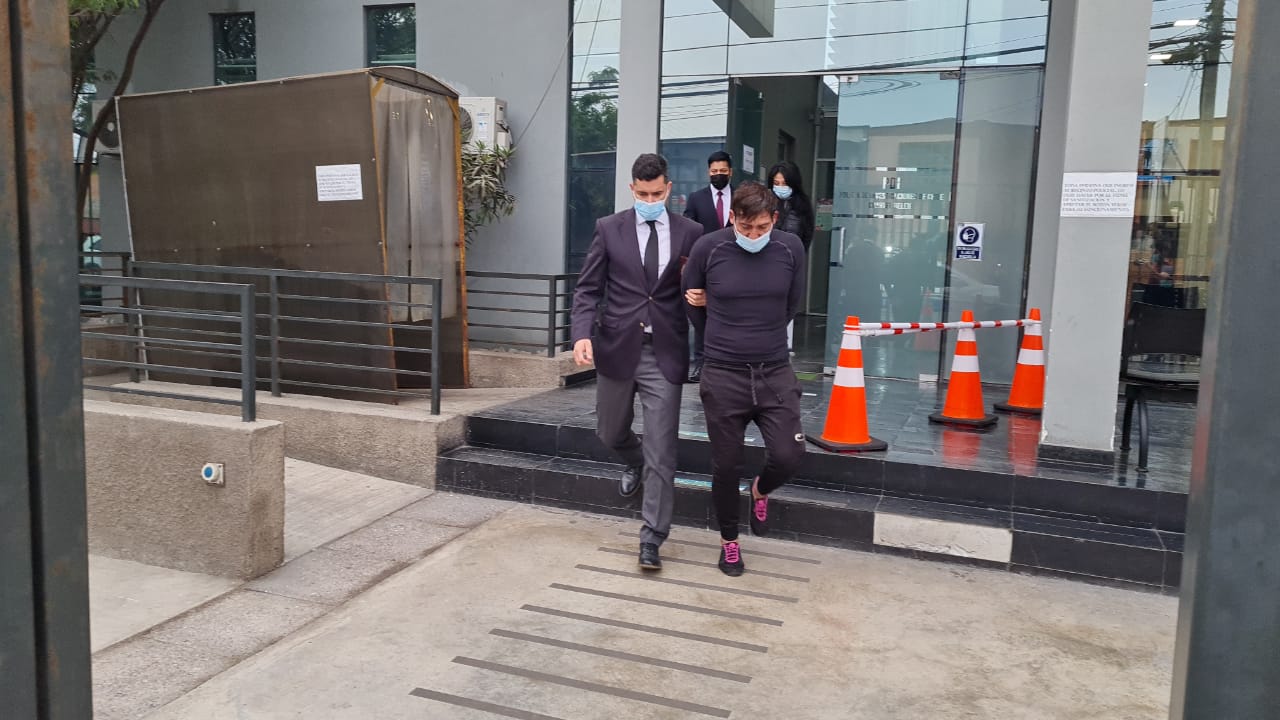 Pareja armada de toma “El Águila” asaltó  domicilio en calle Rómulo Peña