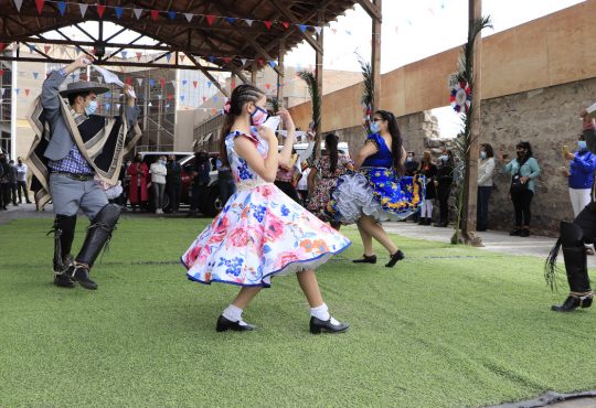 Esquinazo por Fiestas Patrias en el edificio Consistorial