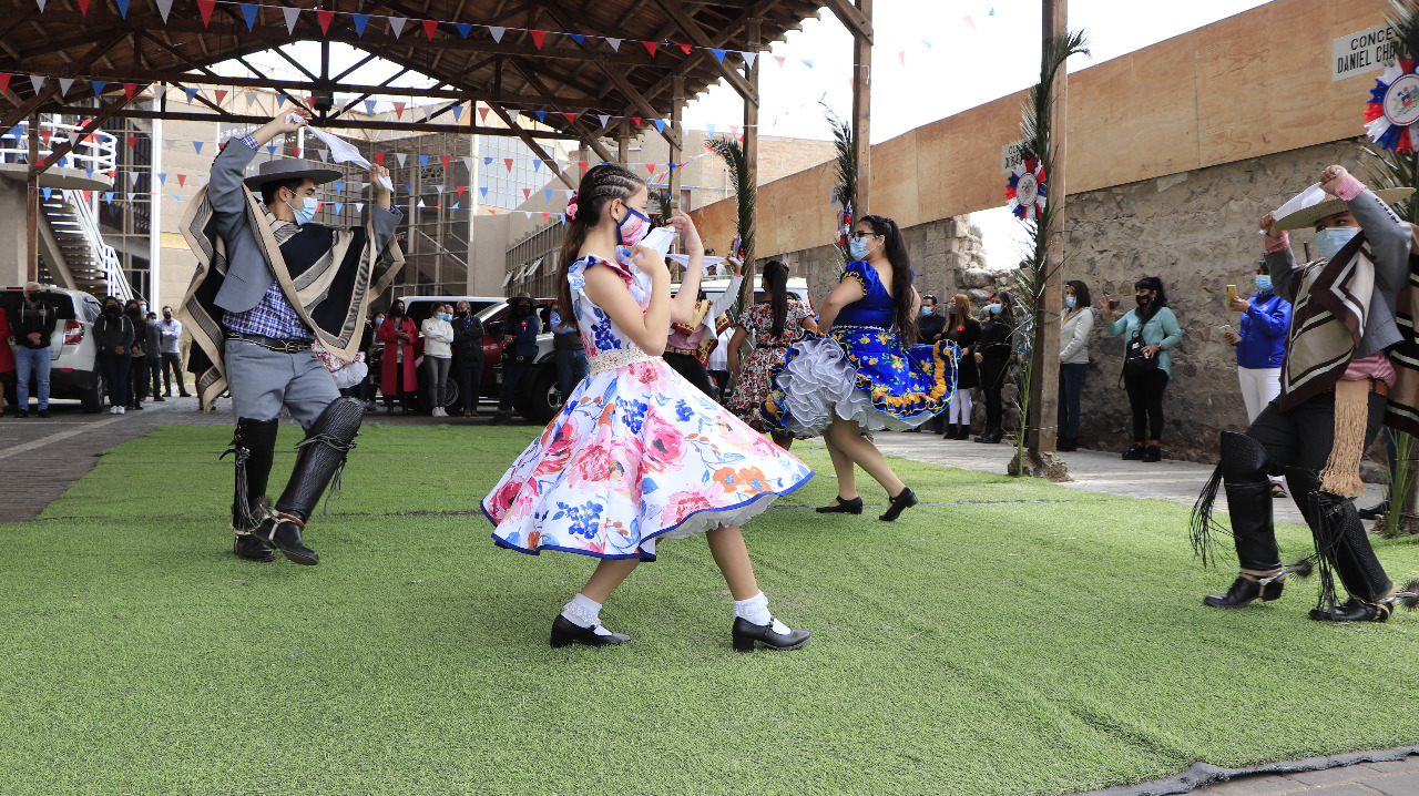 Esquinazo por Fiestas Patrias en el edificio Consistorial
