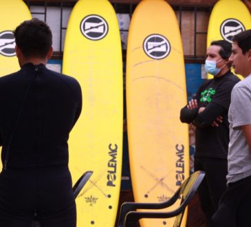 Repudiable robo a escuela de surf gratuita del sector La Puntilla en Chinchorro