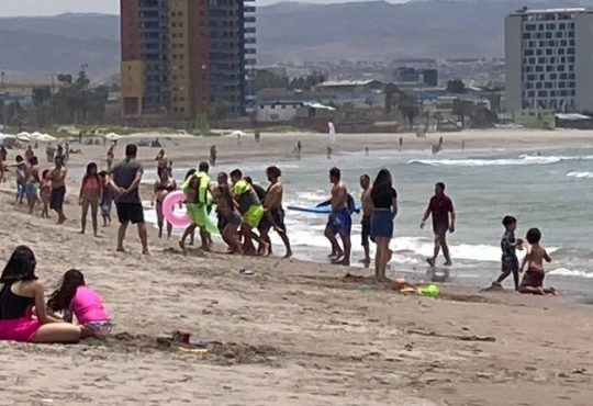 Joven rescatada por salvavidas en Las Machas