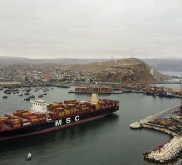 Puerto de Arica recibe al buque más grande en su historia