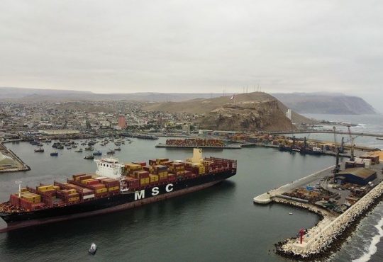Puerto de Arica recibe al buque más grande en su historia