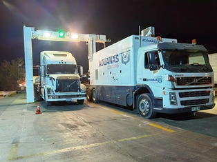 Aduanas intercepta camión boliviano con $4.527 millones en droga