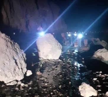 Gigantesca roca bloqueó camino en Azapa afectando a 200 personas