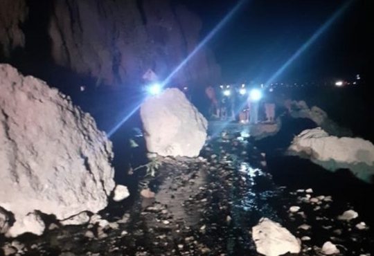 Gigantesca roca bloqueó camino en Azapa afectando a 200 personas