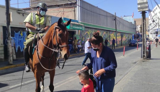 Policías a caballo causan sensación entre los niños en el centro de la ciudad
