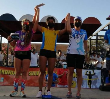 Priscilla Araya y Ronald Mamani cruzaron volando la meta de la San Silvestre 2021