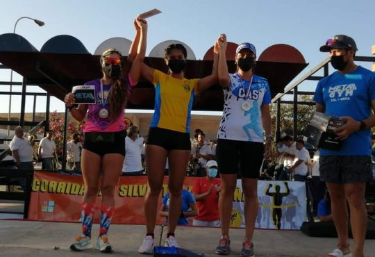 Priscilla Araya y Ronald Mamani cruzaron volando la meta de la San Silvestre 2021