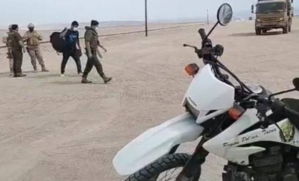 Militares chilenos interceptaron a 50 migrantes ilegales que venían de Tacna