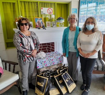 Mujeres de negocios y profesionales donan libros y juegos a hogar de Ancianos