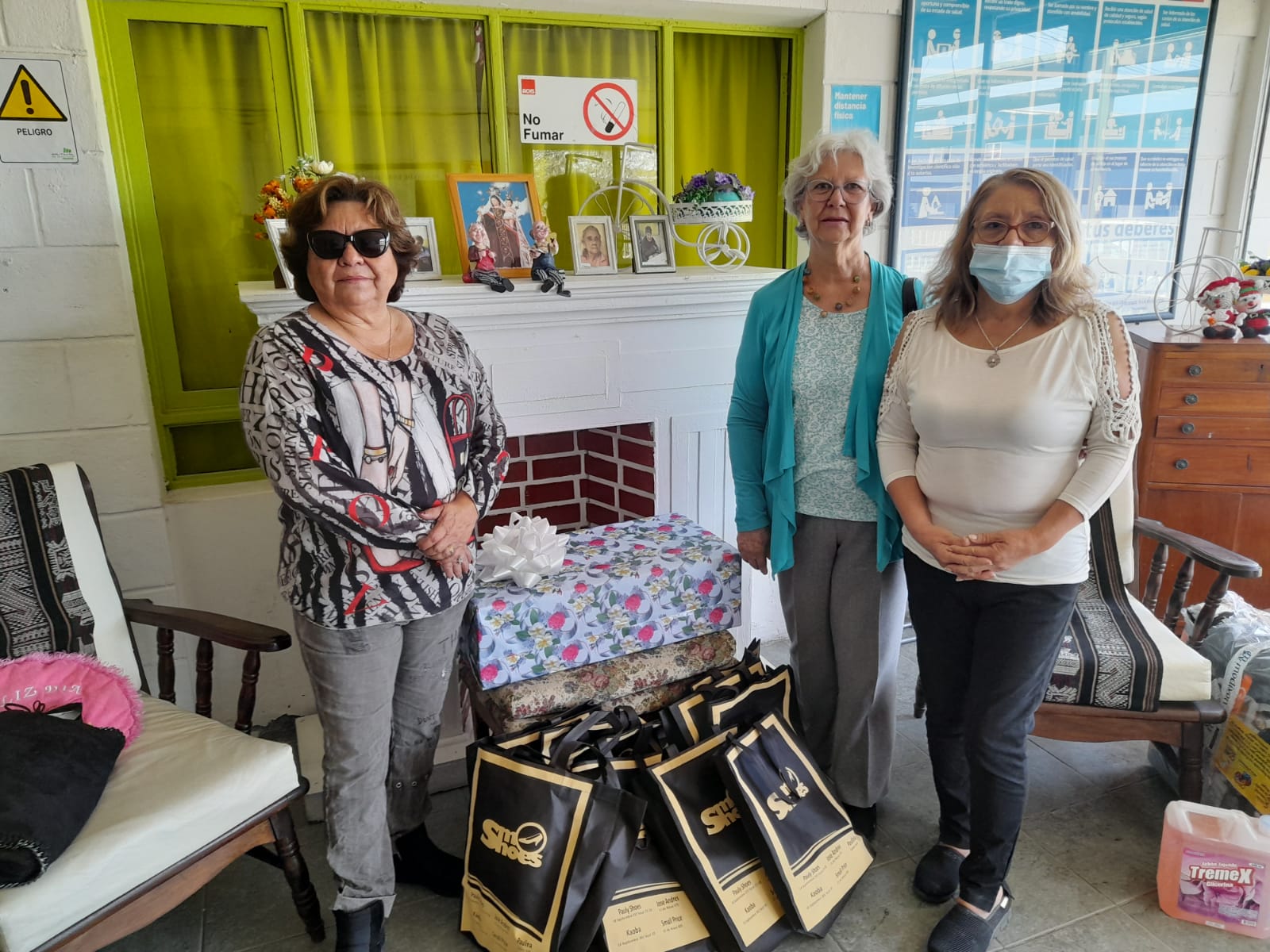 Mujeres de negocios y profesionales donan libros y juegos a hogar de Ancianos