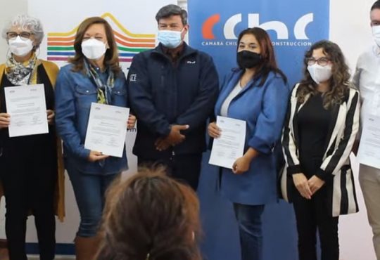 Dirigentas sociales se perfeccionaron gracias a CFT y CChC Arica