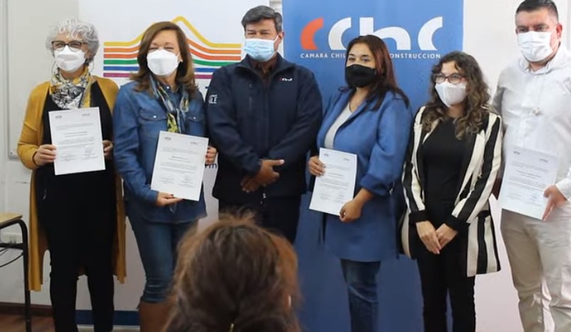 Dirigentas sociales se perfeccionaron gracias a CFT y CChC Arica