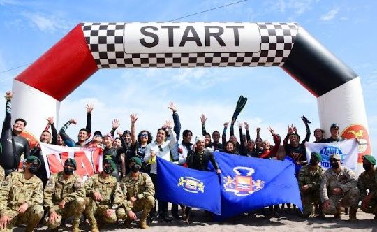 Alumnos del NAC nadaron 15 kilómetros en honor a la Toma del Morro