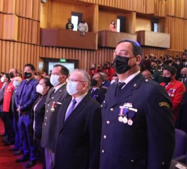 En Día del Bombero premiaron a los voluntarios más antiguos de Arica: Eduardo Díaz y Julio Burich