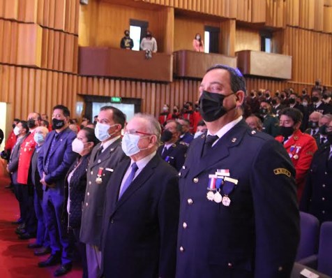 En Día del Bombero premiaron a los voluntarios más antiguos de Arica: Eduardo Díaz y Julio Burich