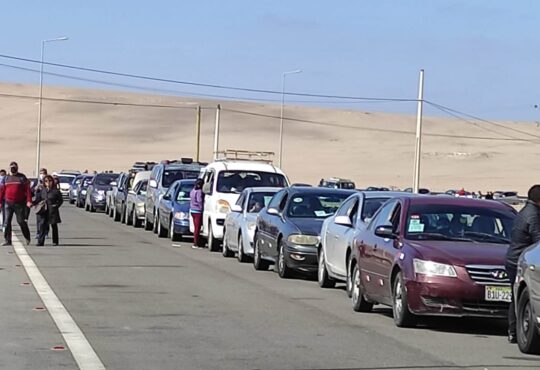 Todos pierden la paciencia: Hasta 6 horas demoran controles en la frontera entre Arica y Tacna
