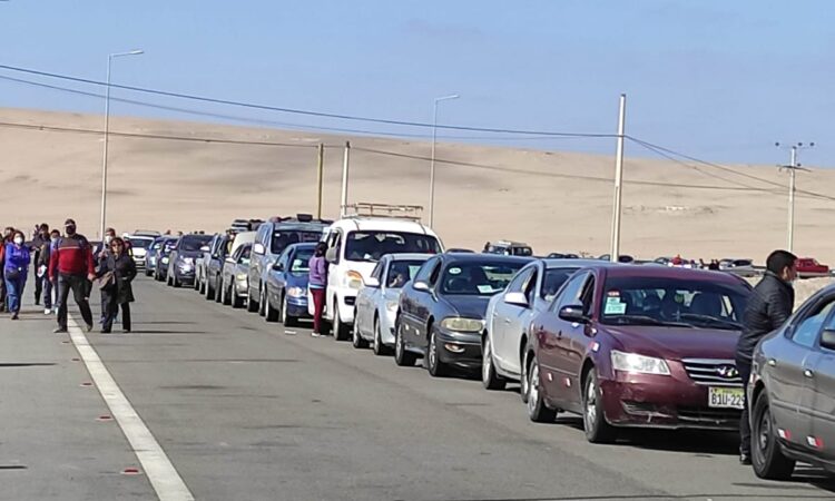 Todos pierden la paciencia: Hasta 6 horas demoran controles en la frontera entre Arica y Tacna