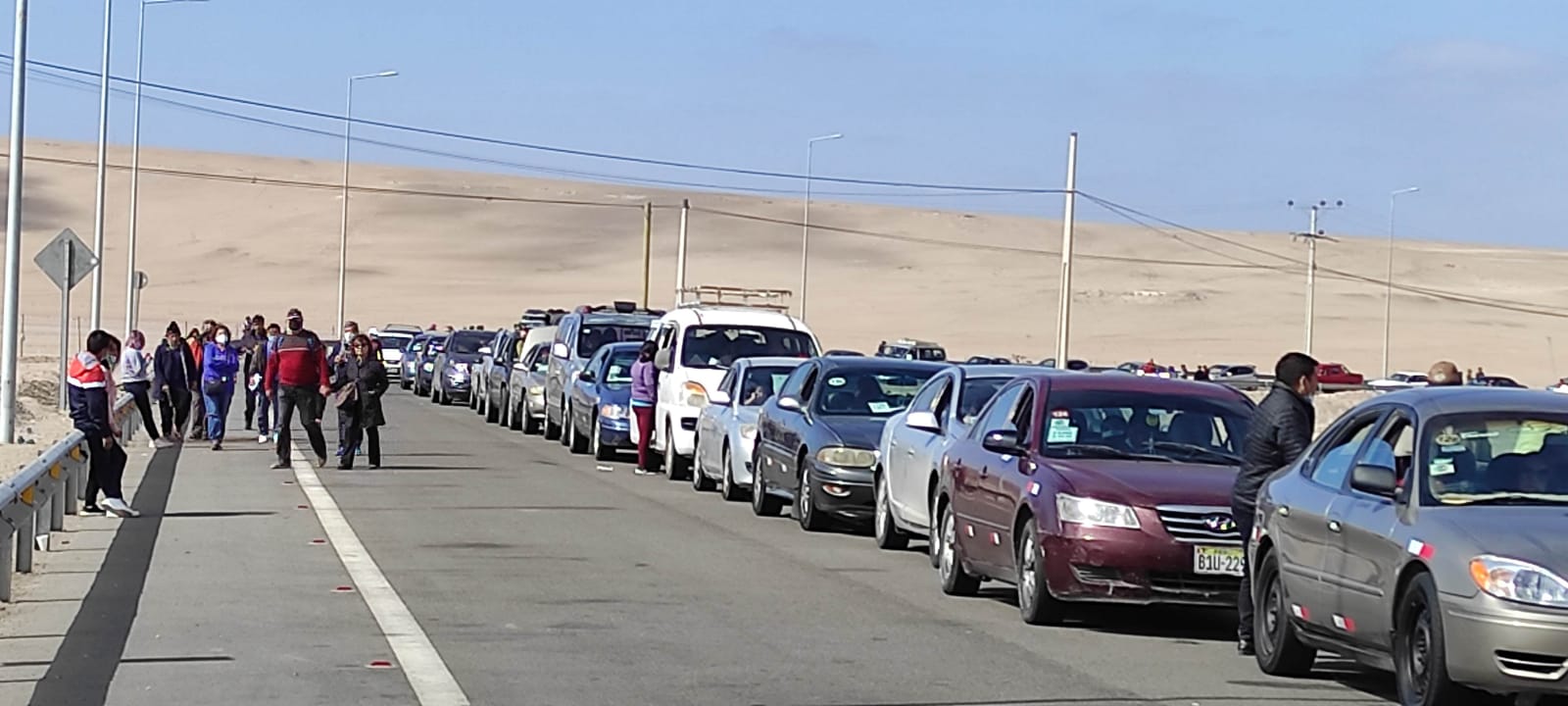 Todos pierden la paciencia: Hasta 6 horas demoran controles en la frontera entre Arica y Tacna