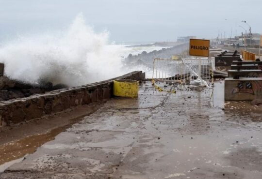 Marejadas inusuales en Arica provocan graves daños en el borde costero