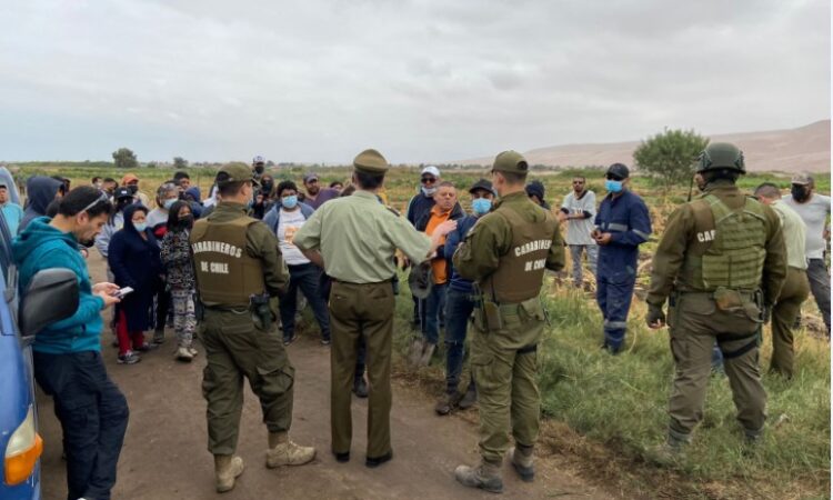 Cien personas que se tomaron terrenos en Lluta desalojados y acusados de usurpadores ante la Ley